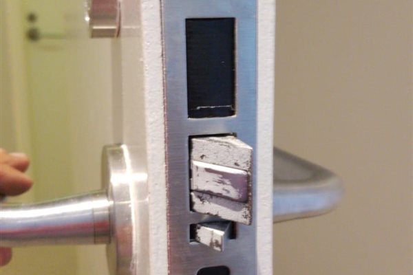 US Locksmith technician serving Coconut Grove, FL