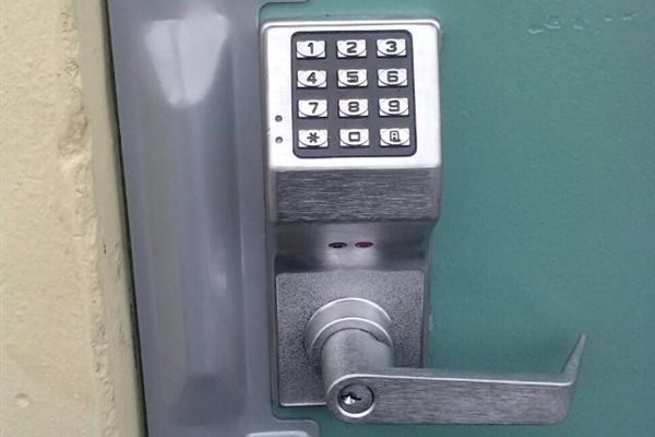 US Locksmith technician serving Hialeah, FL