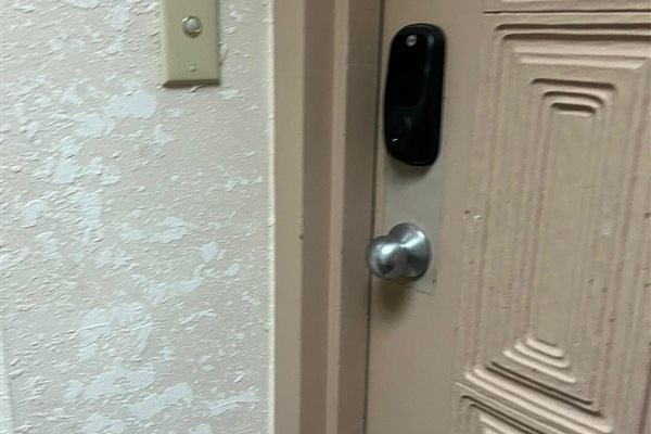 US Locksmith technician serving Tamarac, FL