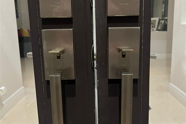 US Locksmith technician serving Wilton Manors, FL